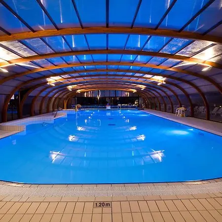 Dans Un Domaine A Camping